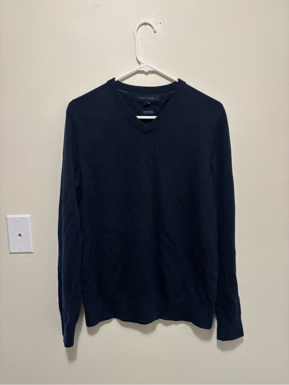 Tommy Hilfiger Men's Navy Blue Premium Wool V-Neck Sweater (Medium)